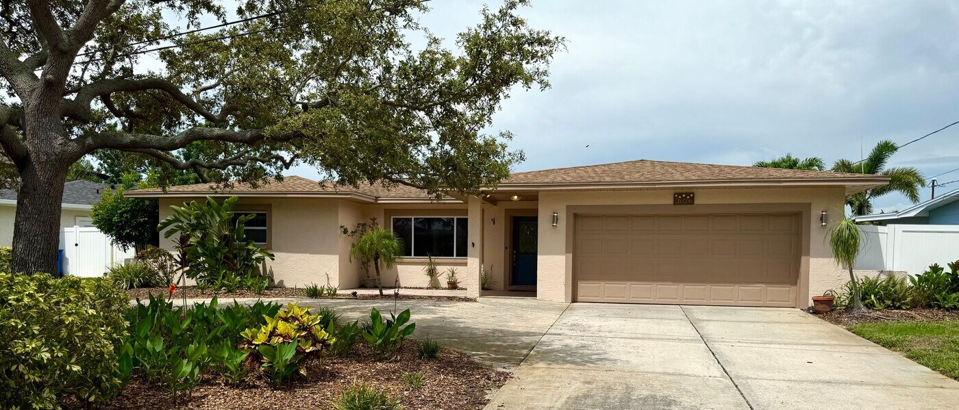 3626 10th St NE in St. Petersburg, FL - Building Photo