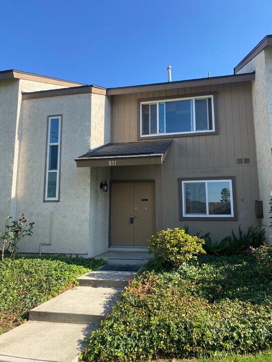 851 Hartford Ln in La Habra, CA - Foto de edificio