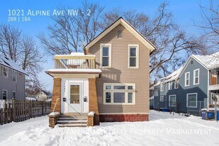1021 Alpine Ave NW in Grand Rapids, MI - Building Photo