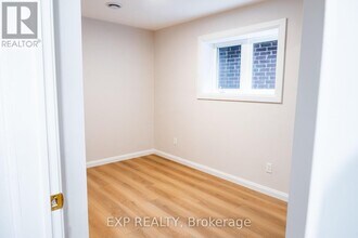 160 Bishop Dr in Barrie, ON - Building Photo - Building Photo
