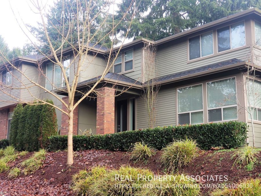 10024 21st Ave NE in Seattle, WA - Building Photo