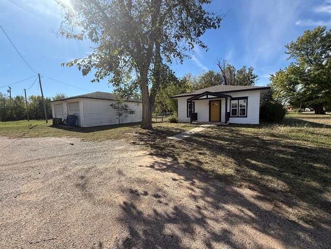 105 S Magnolia St in Crescent, OK - Building Photo - Building Photo