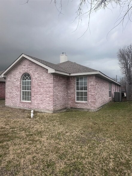 1315 E Brown St in Wylie, TX - Foto de edificio - Building Photo