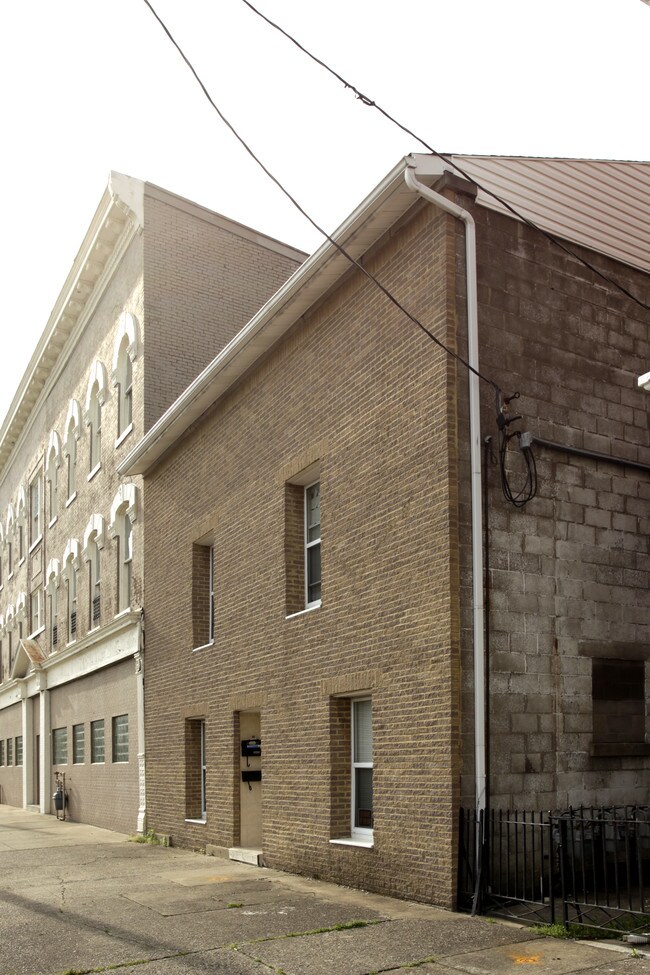 1612 W Market St in Louisville, KY - Foto de edificio - Building Photo