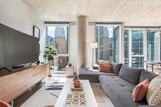 215 W Lake St in Chicago, IL - Building Photo - Building Photo