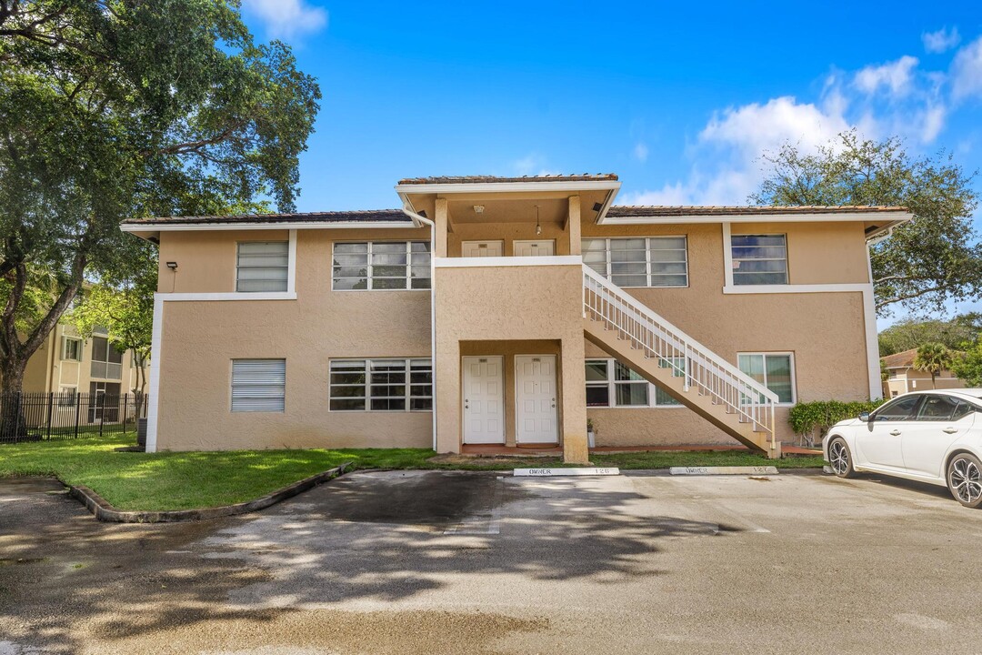 10190 Twin Lakes Dr in Coral Springs, FL - Building Photo