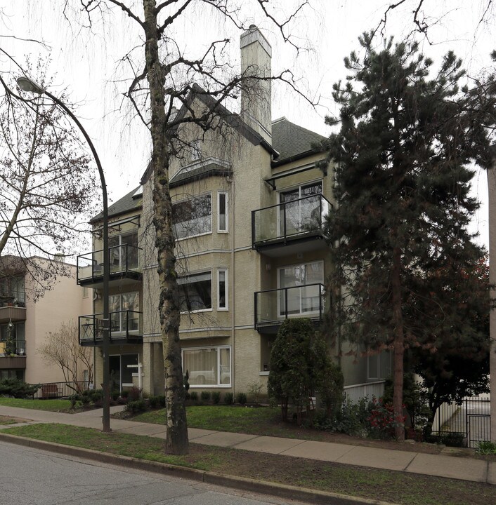 Mccoy Manor in Vancouver, BC - Building Photo