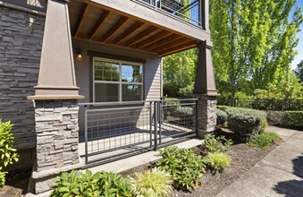 8904 NE Brentford Way in Hillsboro, OR - Foto de edificio - Building Photo