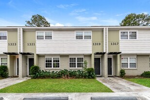 1319 Mathis Ferry Rd in Mount Pleasant, SC - Building Photo