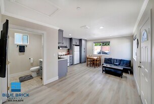 5843 Vanalden Ave in Los Angeles, CA - Building Photo