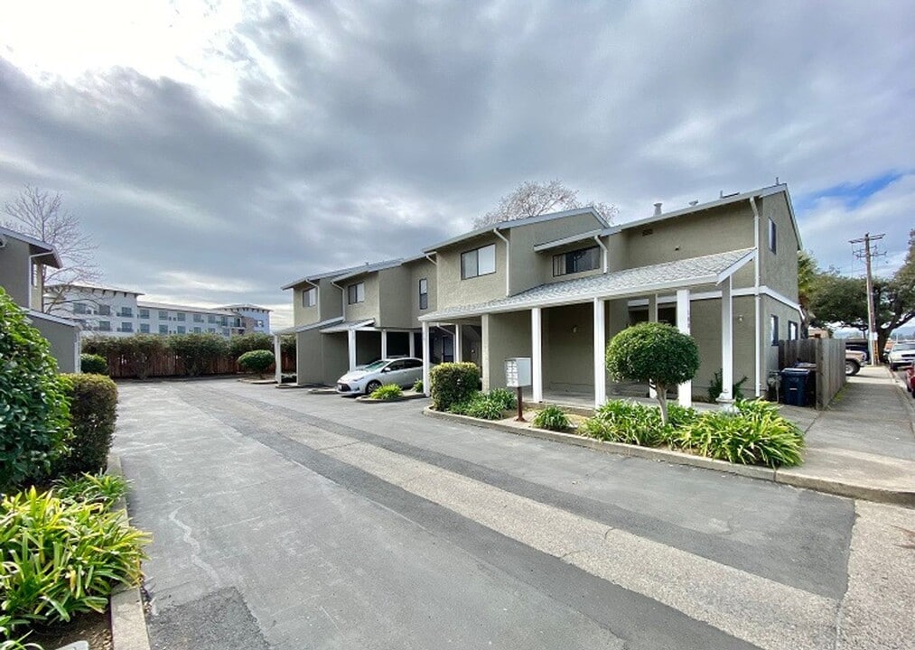 Adobe Creek Apartments in Napa, CA - Foto de edificio