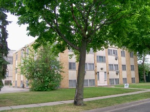 2200 7th St NE in Minneapolis, MN - Foto de edificio - Building Photo