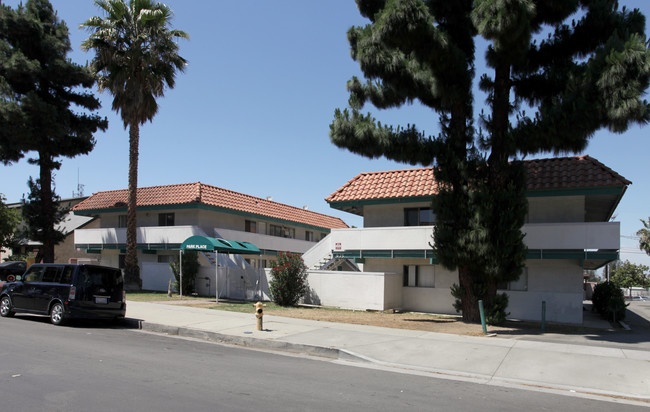 935-950 W 5th St in Corona, CA - Foto de edificio - Building Photo