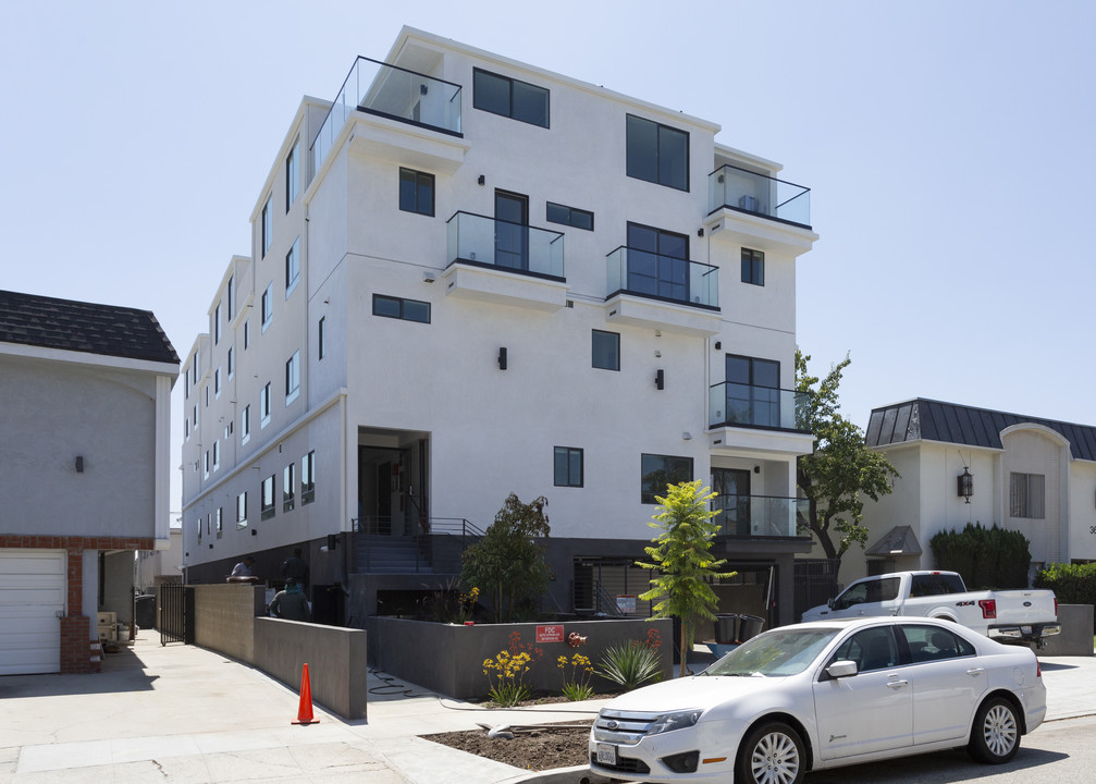 3667 Mentone Ave in Los Angeles, CA - Foto de edificio