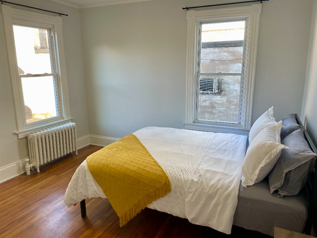 451 New Park Ave, Unit Fl 1 in West Hartford, CT - Foto de edificio - Building Photo