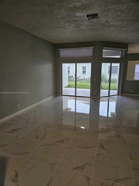 4079 Pinewood Ln in Weston, FL - Building Photo