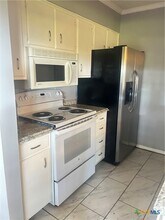 1051 Country Club Dr in Seguin, TX - Foto de edificio - Building Photo