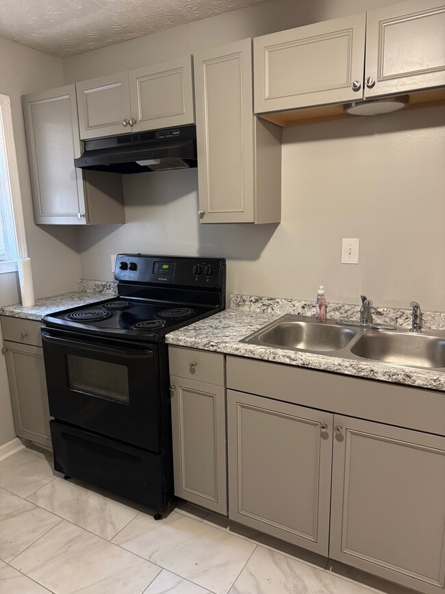 6486 Raymond Dr, Unit Flat Duplex in Union City, GA - Foto de edificio - Building Photo