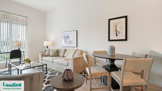 5256 International Dr in Orlando, FL - Building Photo - Building Photo