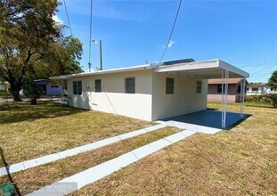 947 NW 55th Terrace in Miami, FL - Building Photo - Building Photo