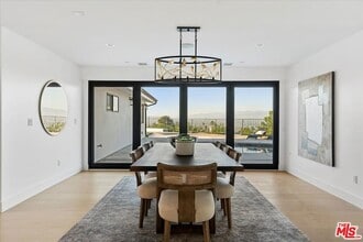 15655 Castlewoods Dr in Los Angeles, CA - Building Photo - Building Photo