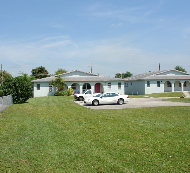 4063-4065 SW 51st St in Fort Lauderdale, FL - Building Photo - Building Photo