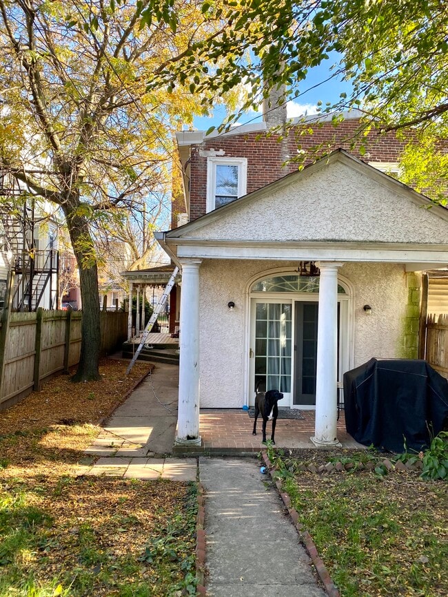 1015 DeKalb St, Unit 1 in Norristown, PA - Foto de edificio - Building Photo