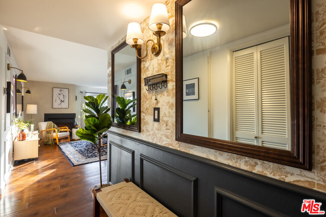 300 S Reno St in Los Angeles, CA - Building Photo