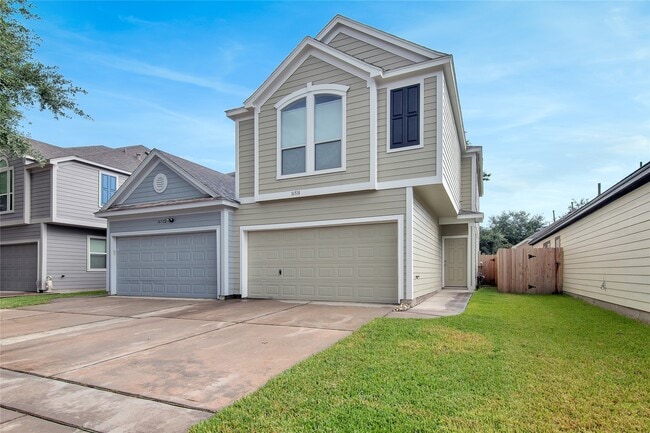 property at 16518 Strathmore Manor Ln