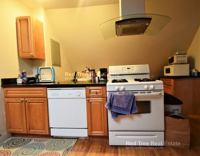 68 Boylston St, Unit 4 in Brookline, MA - Building Photo - Building Photo