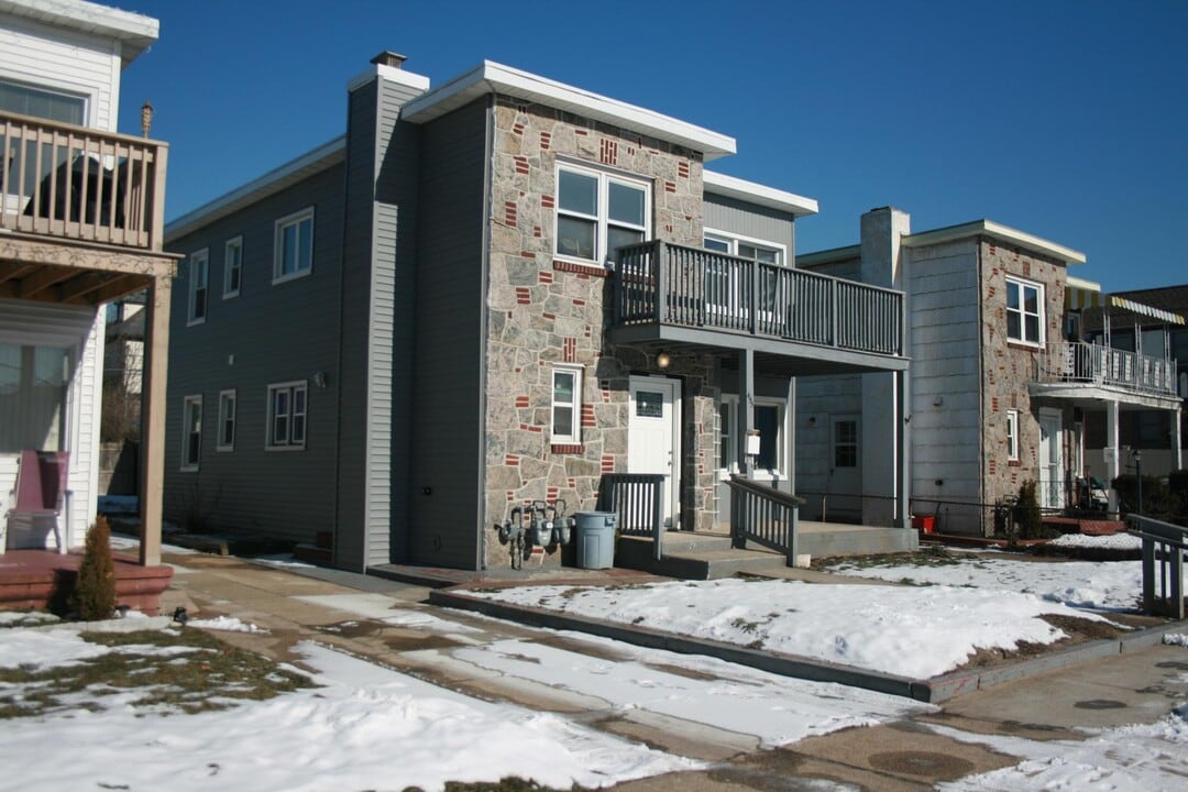 455 E Chester St, Unit upper in Long Beach, NY - Building Photo