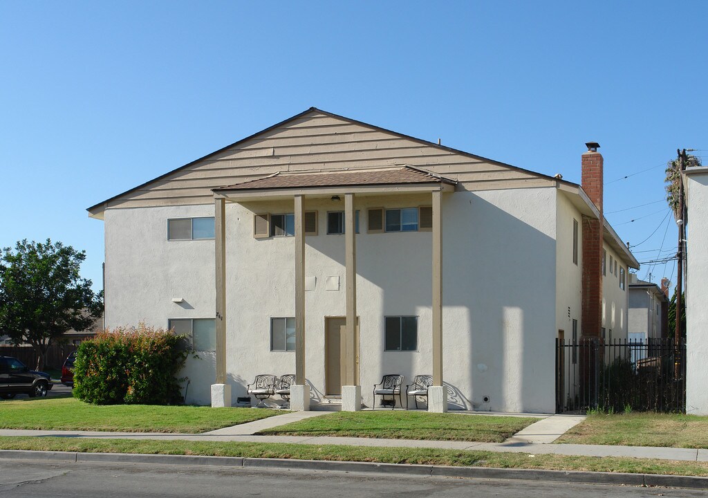 241 Clara St in Oxnard, CA - Foto de edificio