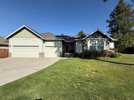 1000 SE Shadowood Dr in Bend, OR - Building Photo