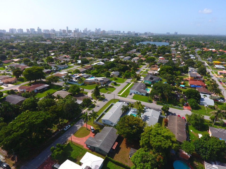 Hallandale in Hallandale, FL - Building Photo