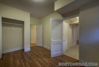 26 Hamilton Rd, Unit 3 in Brookline, MA - Building Photo - Building Photo
