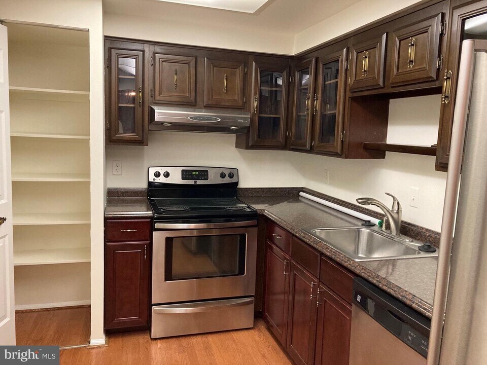 7640 Tremayne Pl-Unit -203 in McLean, VA - Building Photo