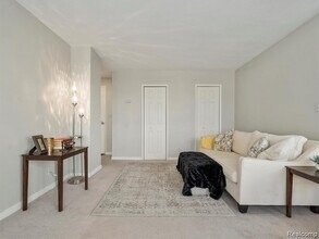 8900 E Jefferson Ave in Detroit, MI - Building Photo - Building Photo