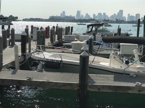 1500 Bay Rd in Miami Beach, FL - Building Photo - Building Photo