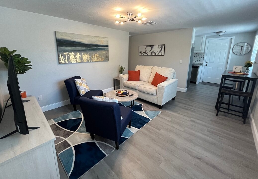607 Lyndhurst St, Unit 607 in Dunedin, FL - Building Photo