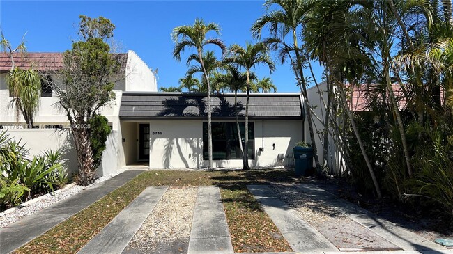 6749 Crooked Palm Ln in Hialeah, FL - Building Photo - Building Photo