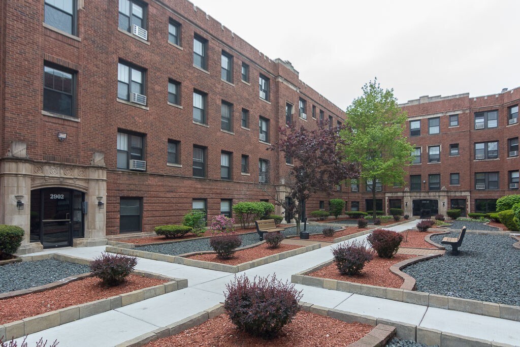2905 N Mildred Ave in Chicago, IL - Building Photo