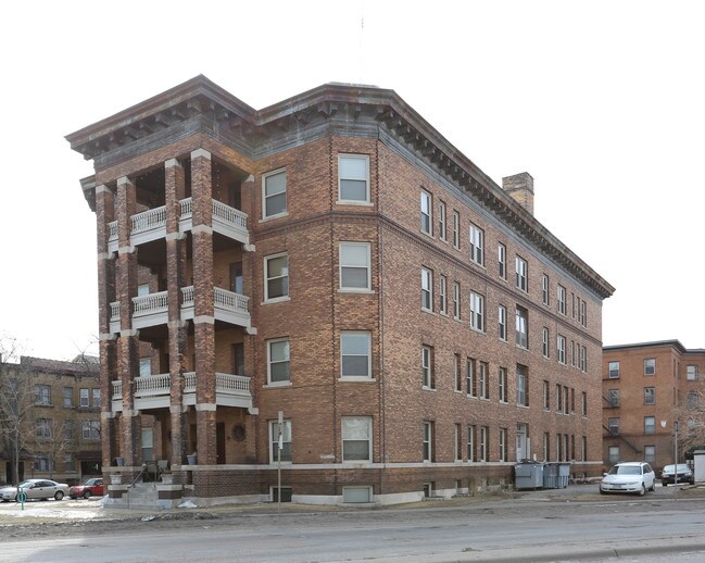 Lowry Hill District: Apartments in Minneapolis, MN - Foto de edificio - Building Photo