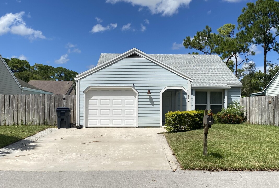 420 Park Forest Way in Wellington, FL - Building Photo