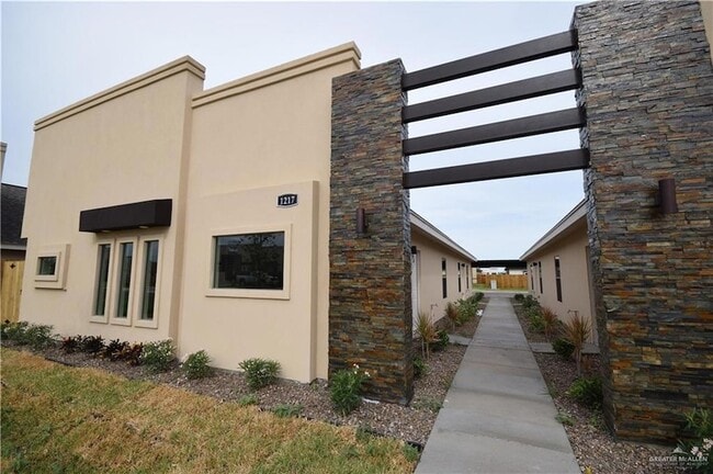 1215 Upas Dr, Unit 2 in Edinburg, TX - Building Photo - Building Photo