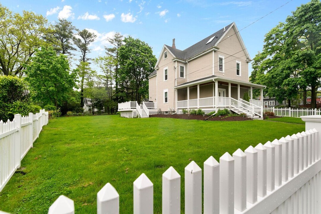 201 Adams St in Dedham, MA - Building Photo