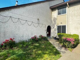 107 Thoreau Dr in Plainsboro, NJ - Building Photo