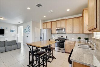 371 Wapiti Rd in Buda, TX - Foto de edificio - Building Photo