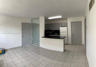 465 S Royal Poinciana Blvd, Unit 1B in Miami Springs, FL - Foto de edificio - Building Photo