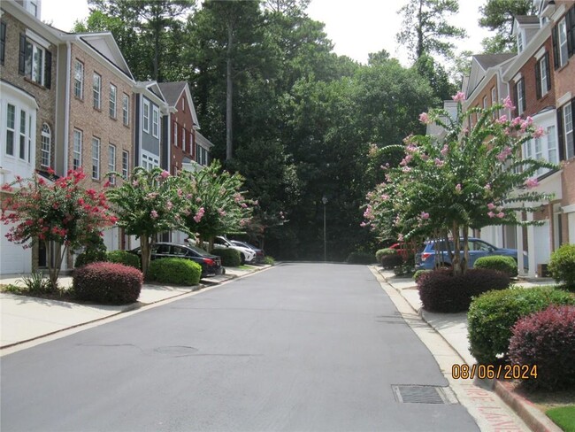 2975 Wintercrest Trace in Dunwoody, GA - Foto de edificio - Building Photo