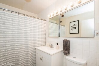 555 W Cornelia Ave in Chicago, IL - Building Photo - Building Photo